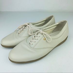 Easy Spirit Beige Oxfords Women’s Walking Shoe